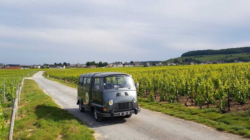 Un voyage entre Epernay et Reims, à travers le vignoble de Champagne Visite du vignoble avec un véhicule de collection Une des meilleures activités de la région pour découvrir les plus beaux coins d’Epernay et ses alentours