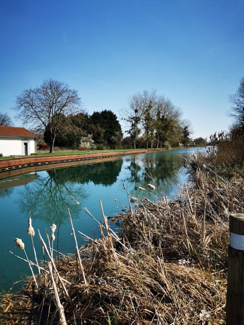 Arrêt le long du canal sur la voie verte pendant une balade à vélo électrique
Ay-Champagne