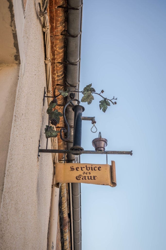 Enseignes en fer forgé dans le village d'Hautvillers en Champagne