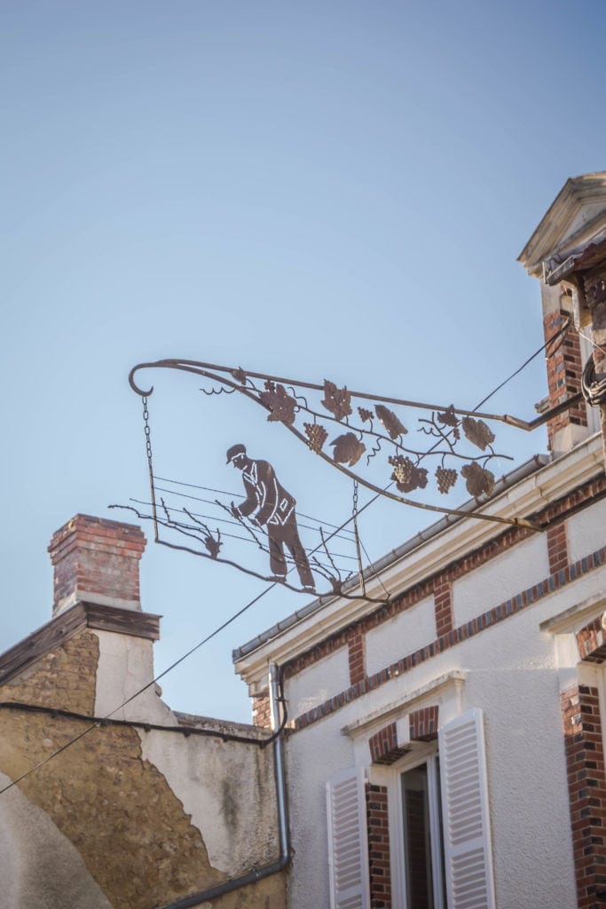 Enseignes en fer forgé dans le village d'Hautvillers en Champagne