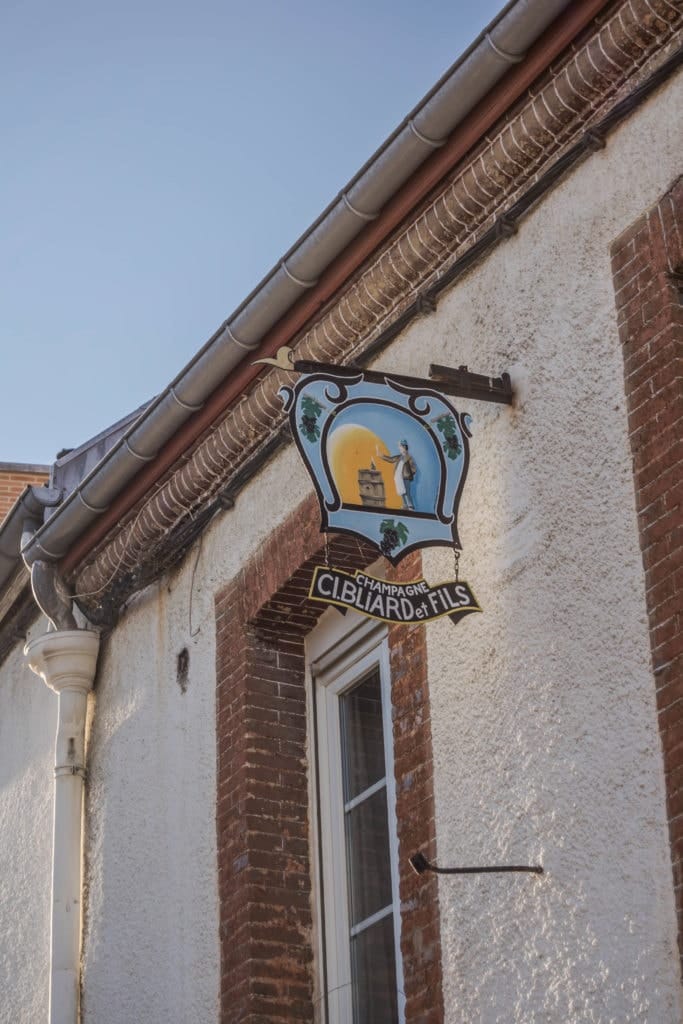 Enseignes en fer forgé dans le village d'Hautvillers en Champagne