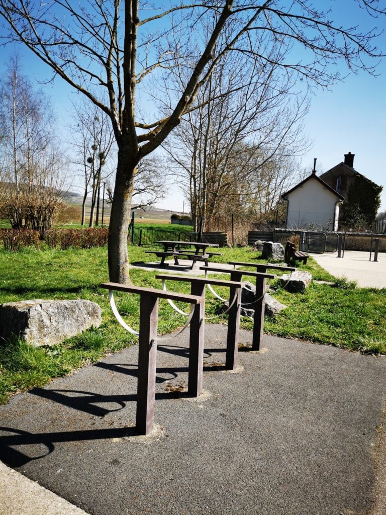 Along the canal there are several places to put your bikes
Discover Epernay and its region by bike