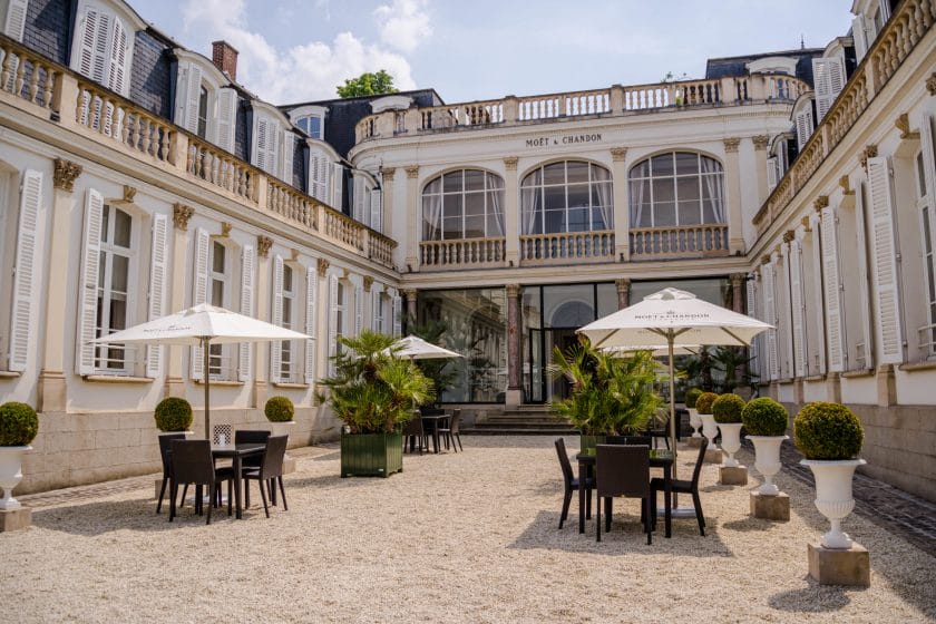 Visiter Epernay en Champagne en été et découvrez la célèbre Avenue de Champagne et ses terrasses comme celle de Moët & Chandon