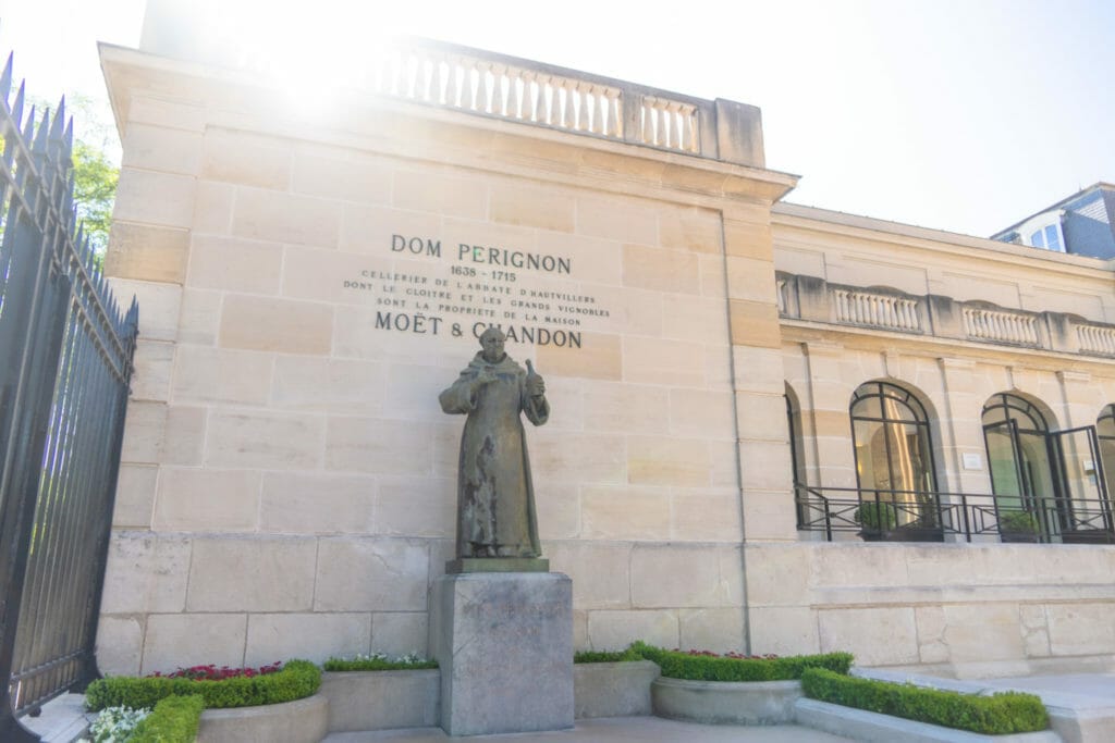 Statue Dom Perignon Moet et Chamndon Epernay en Champagne