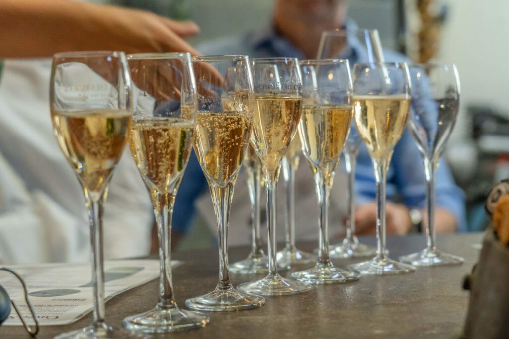 Dégustation après la visite au champagne joseph desruets à hautvillers en Champagne