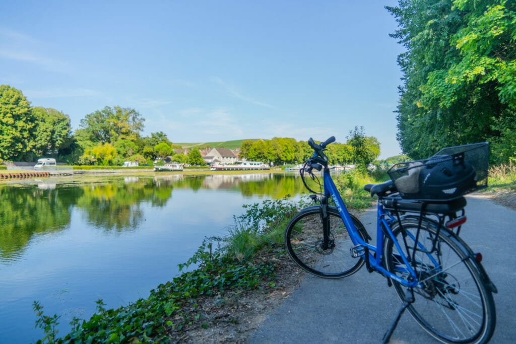 Ay Champagne le long du canal avec air de Caomping car et voie verte pour les vélos - Champagne
Louer vélos électriques Epernay en champagne