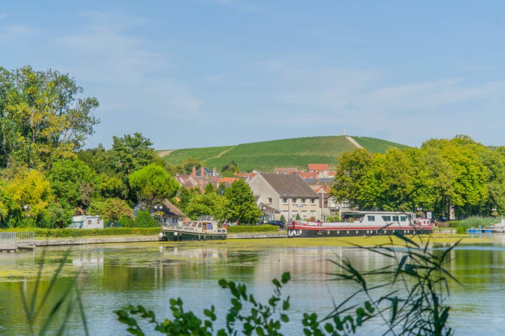 Ay Champagne le long du canal avec air de Caomping car et voie verte pour les vélos - Champagne