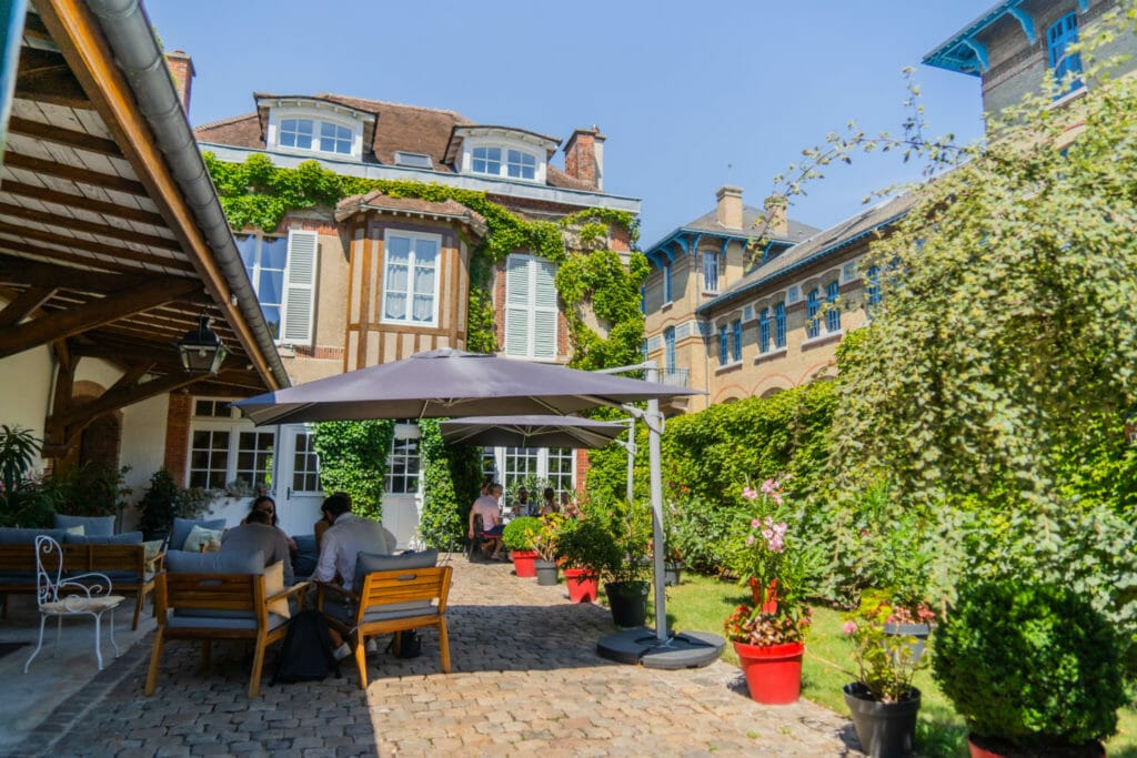 Terrasse du Bar Brut sur l'Avenue de Champagne à Epernay