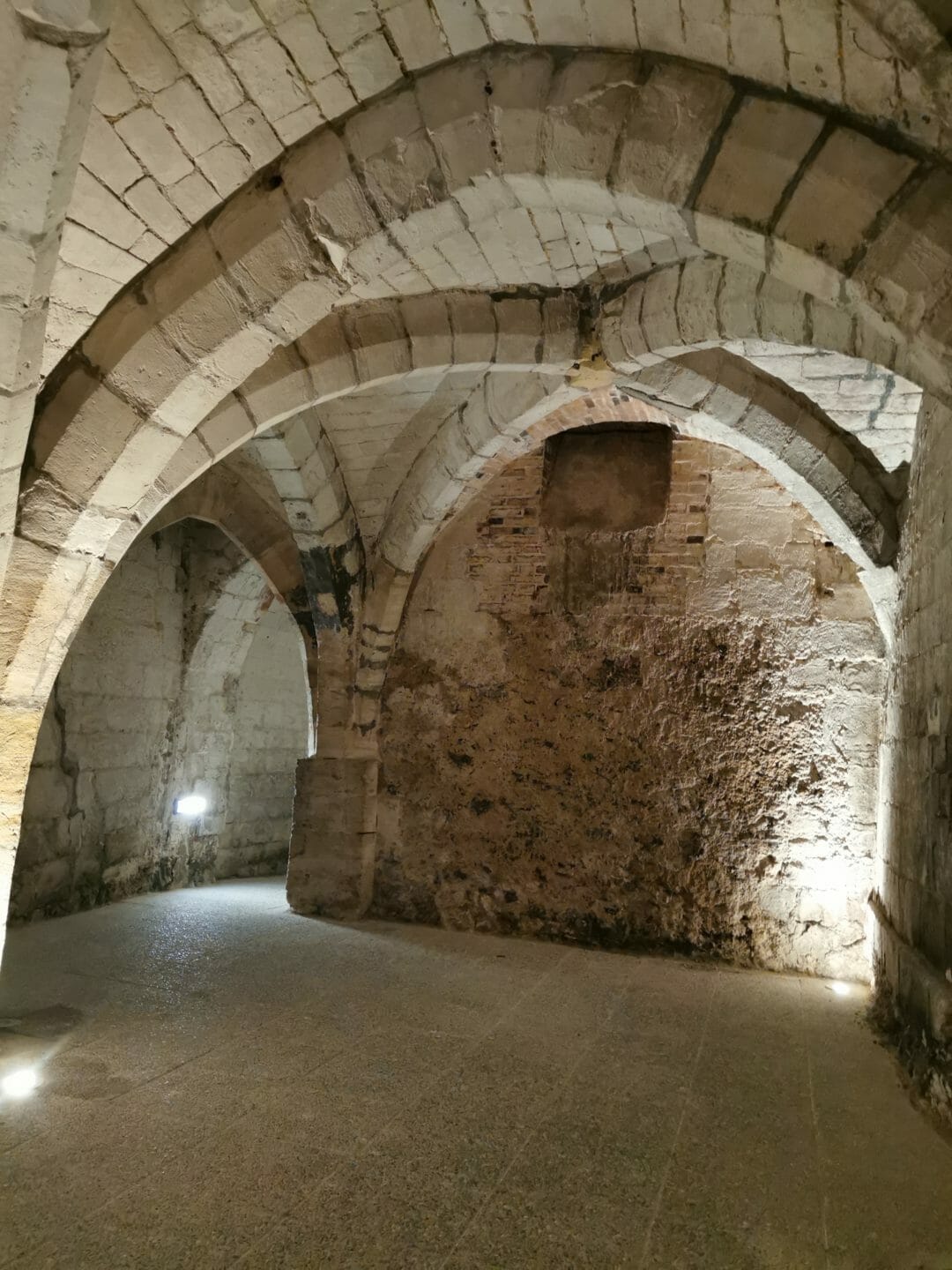 Caves médiévales au centre de chalons en champagne